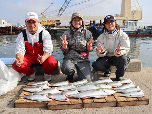 年末には親子3人でチャレンジ!メジロを手にしたのは?(船長撮影)