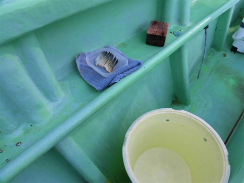 釣座には魚桶、雑巾、餌、あて板が用意されている
