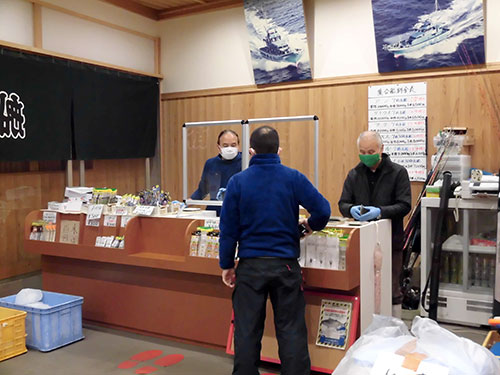 店内のカウンターで乗船料を支払う