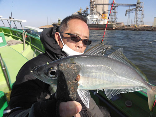 風波に悩まされながら待望の船中1匹目!