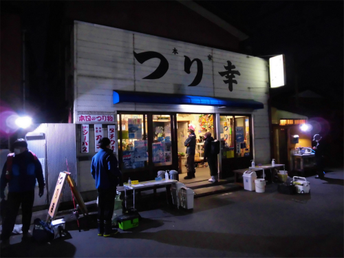 荷物を持って船宿受け付けへ