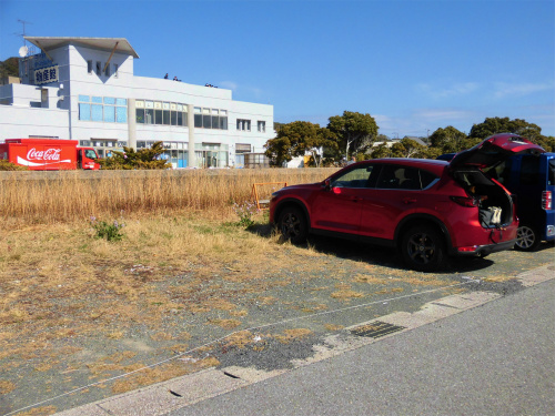 岸壁に荷物を降ろし、駐車スペースへ
