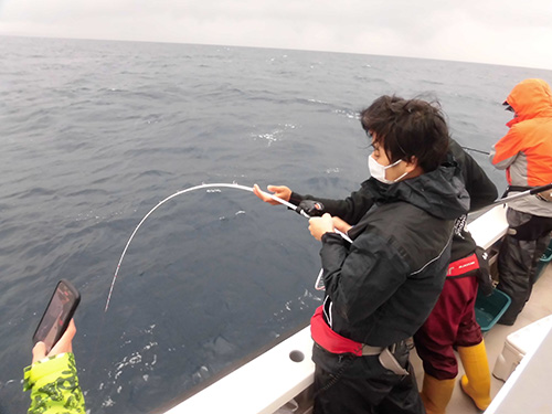 竿を引き絞る魚の正体は…!?