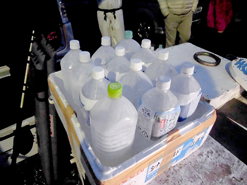 乗船前に氷を受け取って
