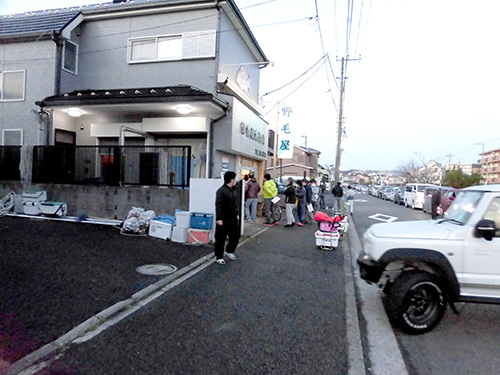 開店は午前5時半。車の誘導が始まる