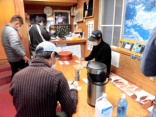 乗船料と駐車場代金を支払い、氷を購入