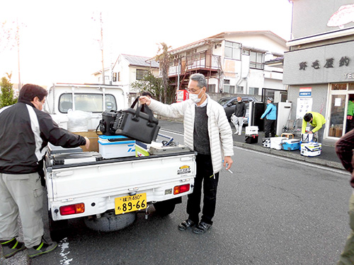 荷物を積んで船着場まで運んで貰う