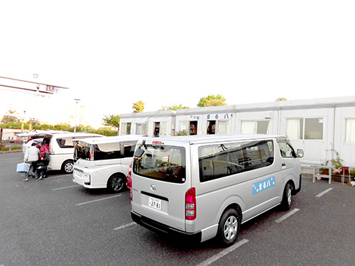 駐車場に車を停める