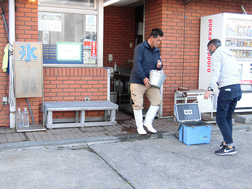 氷は各自購入、バケツ1杯300円
