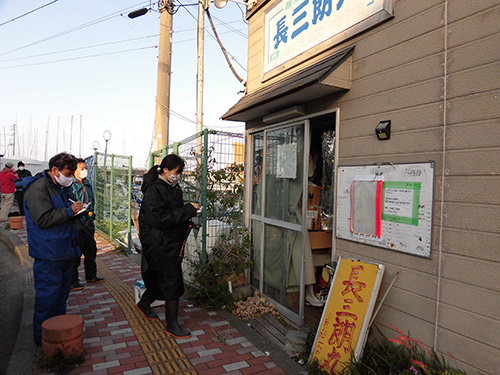受け付けは感染予防対策として店前で