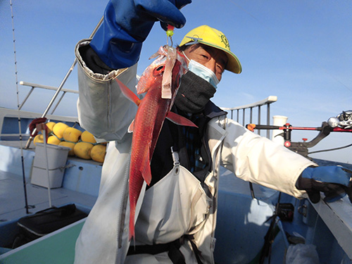 船中1匹目、朝陽に映える深紅の魚体