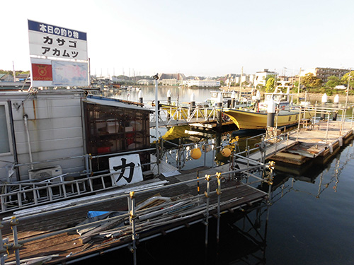 「新修丸」を横から臨む