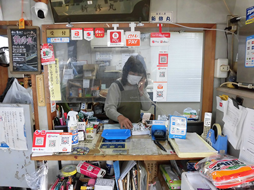 女将が受け付けてくれる