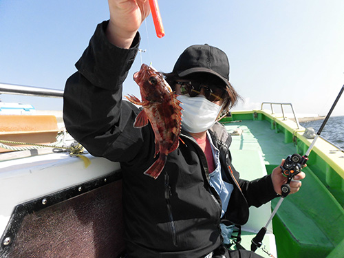 早速右舷ミヨシでカサゴが!
