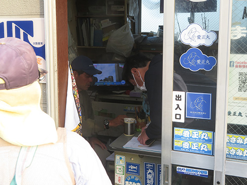 受付時、店内に1人ずつ入る。ソーシャルディスタンスを保とう