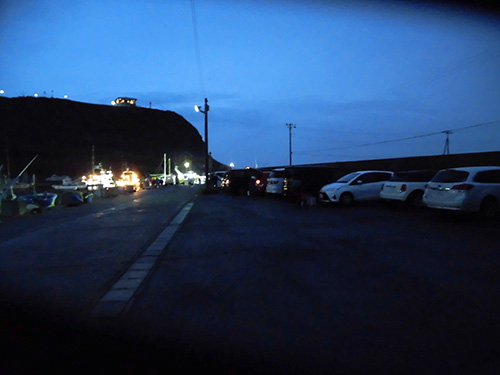 右の駐車場の奥が係船場