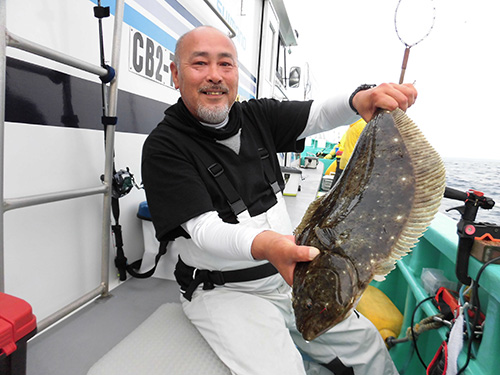 船中最初の魚は良型のヒラメ!