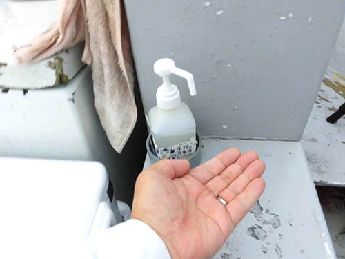 船の前後に消毒用アルコール