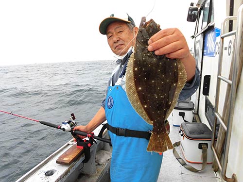 船中1匹目のヒラメ!