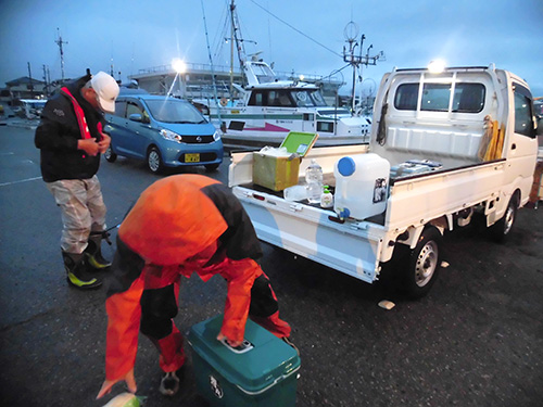 帰着後、氷を入れ替え、手を洗う
