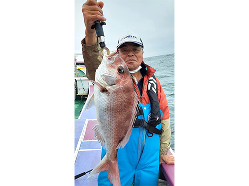 浅場で良型のチャンス(船長撮影)