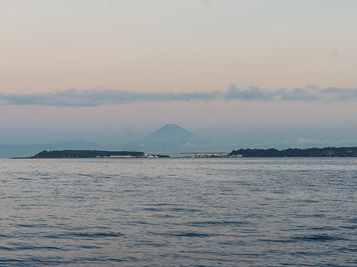 城ヶ島と赤い富士山が出迎えてくれた