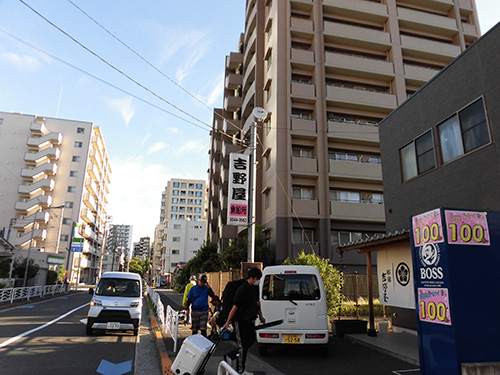 船宿前で荷物を下ろす