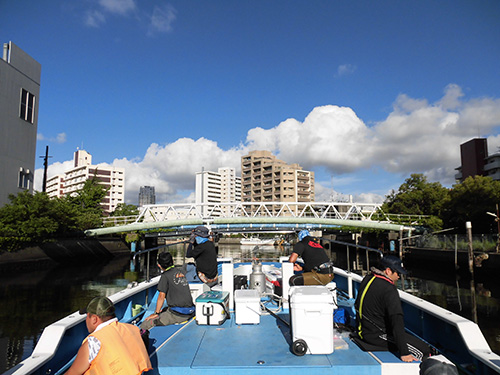 出船。運河を通って東京湾へ