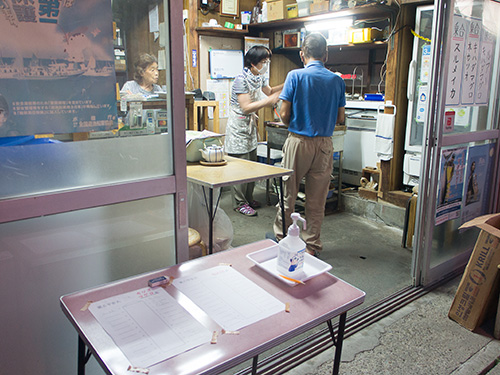 店の前に座席確保の表があるので記入して受け付け