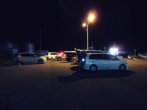 係船場手前の駐車場に車を停める