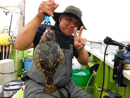 右舷ミヨシ、早くも2匹目!