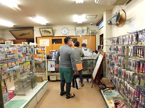 受け付けは店奥のレジカウンターで