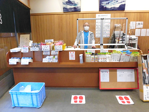 船宿内の受け付け、道具の購入・レンタルもここで