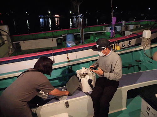 釣り座で乗船料を支払う