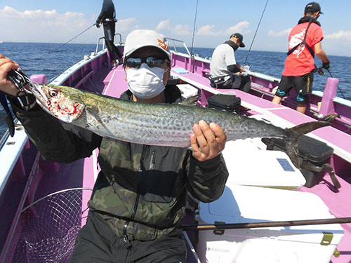 水面を割るド派手なバイトだった!