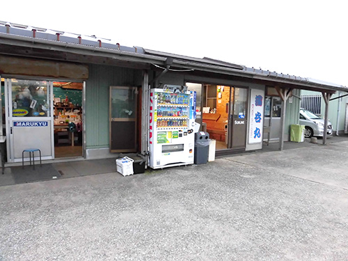 店前で荷物を降ろし、漁港入口の駐車場へ