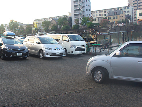 船の前に駐車場と船宿が有る