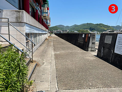 道の駅の南側を通って