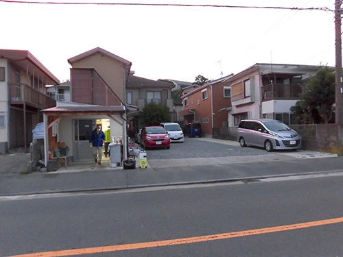 受け付けの建物に向かって右側が駐車場