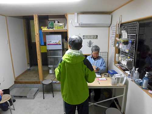 店内で受け付け
