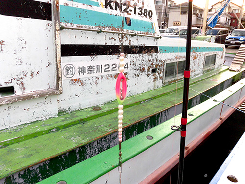 中オモリ付き集魚器具