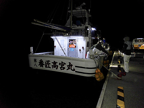 釣人同士、協力して荷物を積み込む