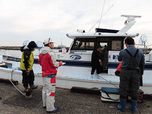 手空きの釣人から乗船名簿に記入して…
