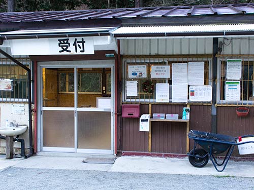管理事務所では、ルアーやラインの販売も