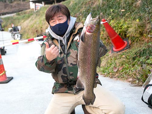 1匹目から“本命”を釣り上げた佐須さん