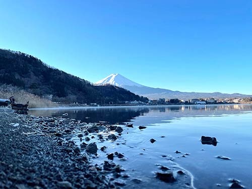朝の湖畔は寒いが、綺麗な空気、綺麗な富士山が楽しめる!