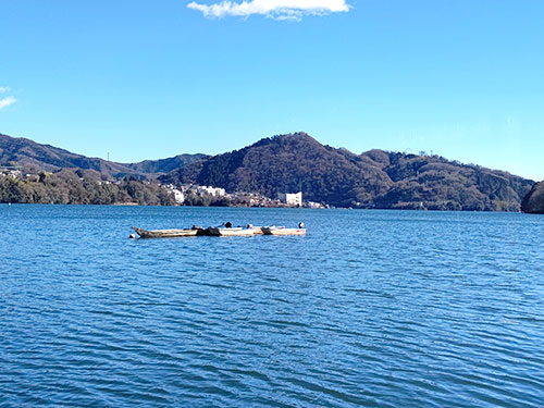 湖上のポイントにはボートが既に係留されている