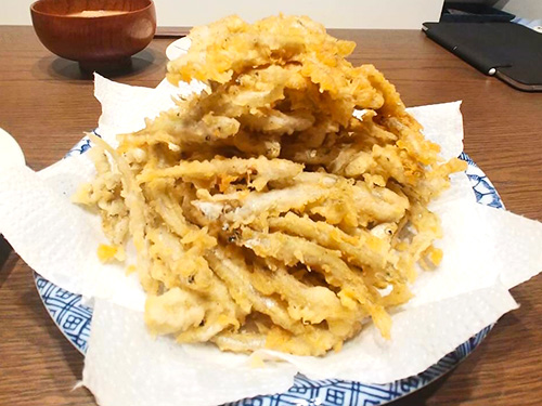 ワカサギの天ぷらはスナック感覚でいくらでも!