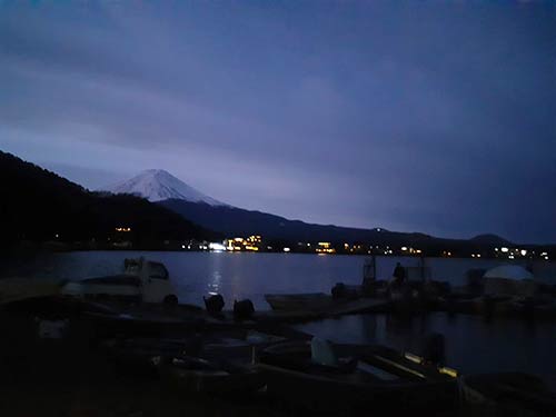 夜明け前の富士山