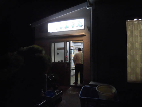 集合時間の少し前、船宿に明かりが灯る